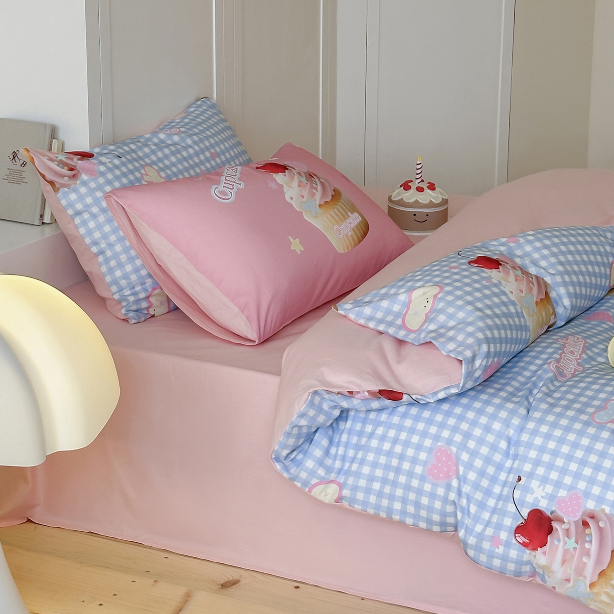 91家纺网 家纺一手货源 找家纺 桃子家居 2025新款纯棉数码印花5D卡通混搭可爱少女纯棉系列四件套 棉5D-甜蜜蛋糕蓝
