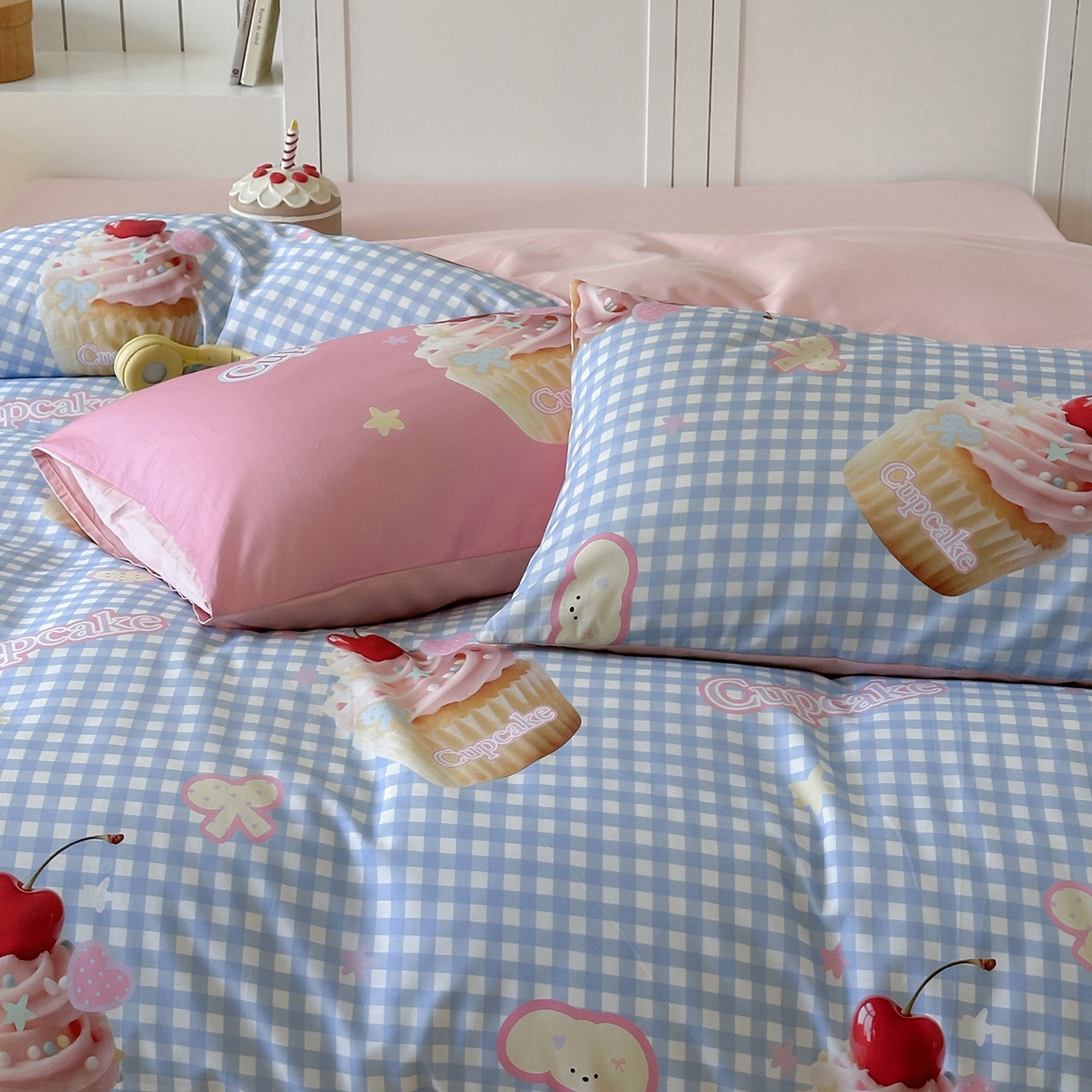 91家纺网 家纺一手货源 找家纺 桃子家居 2025新款纯棉数码印花5D卡通混搭可爱少女纯棉系列四件套 棉5D-甜蜜蛋糕蓝