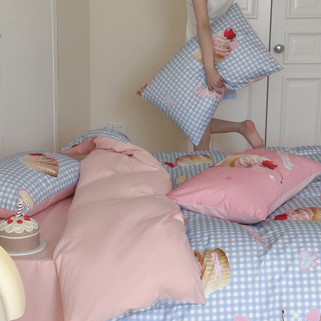 91家纺网 家纺一手货源 找家纺 桃子家居 2025新款纯棉数码印花5D卡通混搭可爱少女纯棉系列四件套 棉5D-甜蜜蛋糕蓝