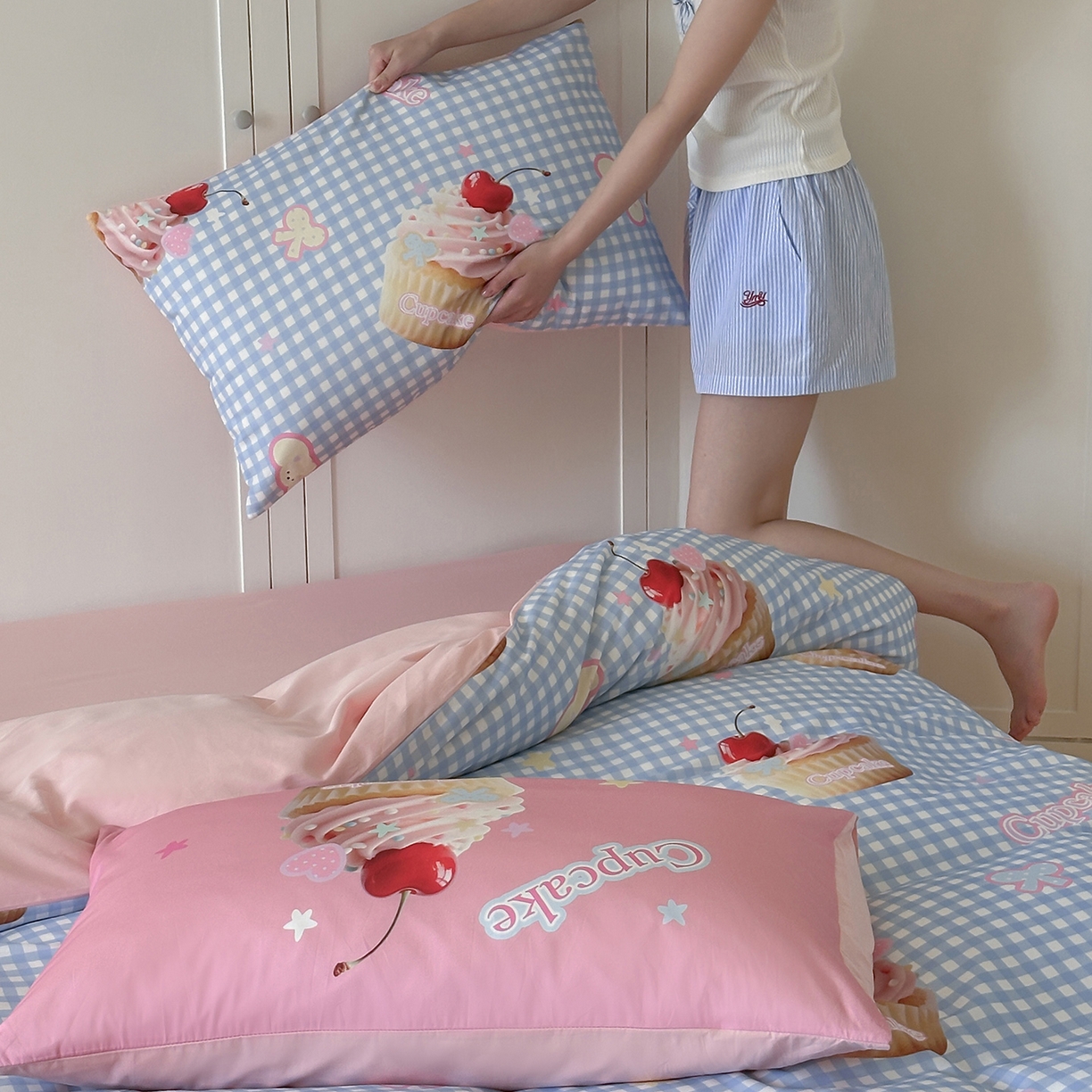 91家纺网 家纺一手货源 找家纺 桃子家居 2025新款纯棉数码印花5D卡通混搭可爱少女纯棉系列四件套 棉5D-甜蜜蛋糕蓝