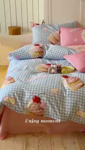 91家纺网 家纺一手货源 找家纺 桃子家居 2025新款纯棉数码印花5D卡通混搭可爱少女纯棉系列四件套 棉5D-甜蜜蛋糕蓝