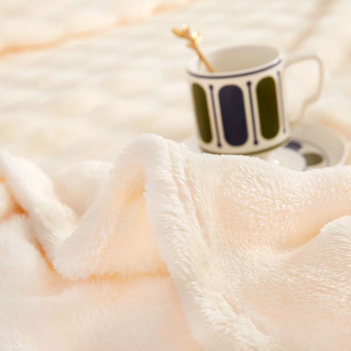 91家纺网 家纺一手货源 找家纺 悦织湾家纺 2025新款炫彩仿兔毛绒泡泡绒牛奶绒法兰绒毛毯休闲毯沙发盖毯跨境外贸出口专供 炫彩米白