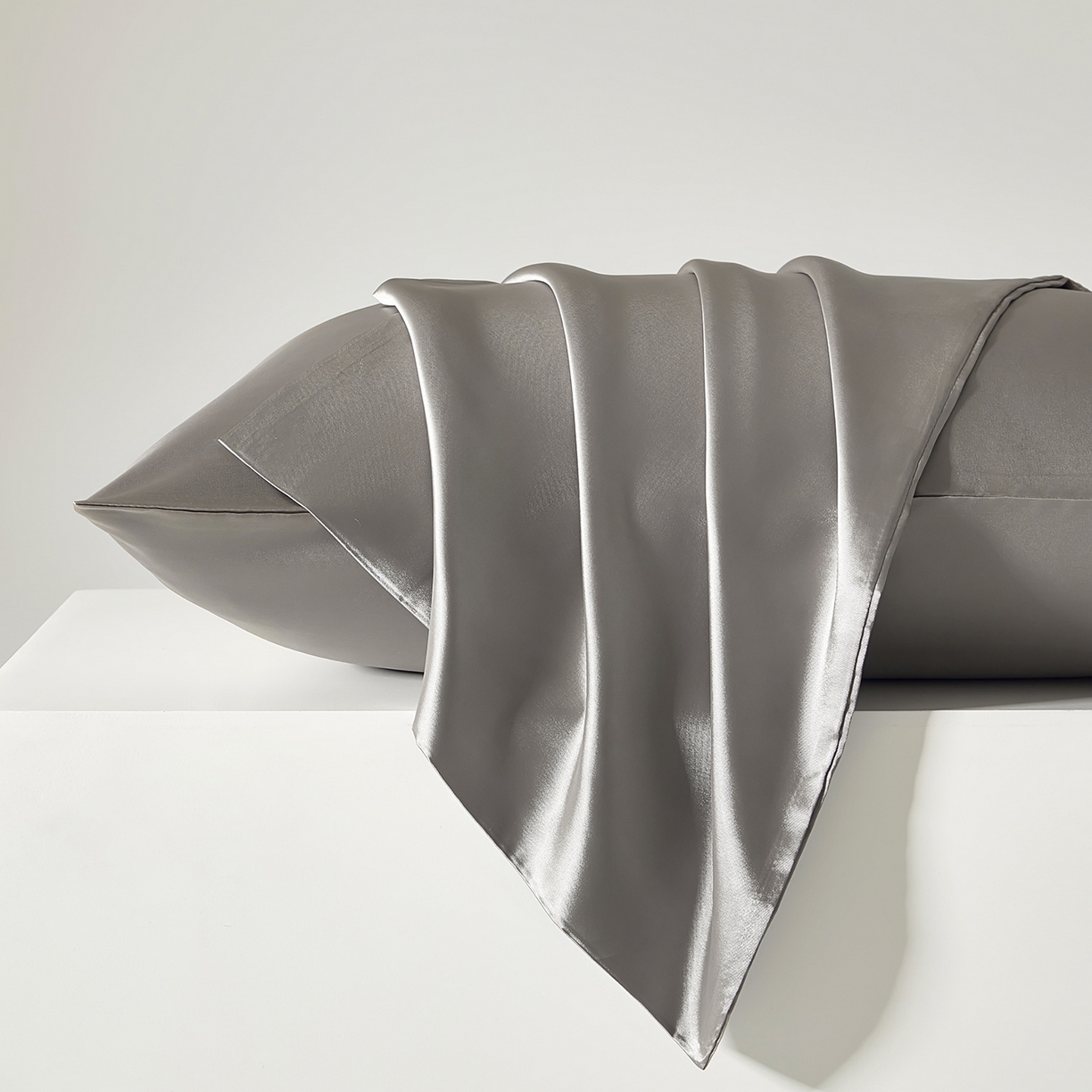 91家纺网 家纺一手货源 找家纺 丰淘家纺 2025新款亲肤柔软水洗真丝纯色枕套 真丝浅灰