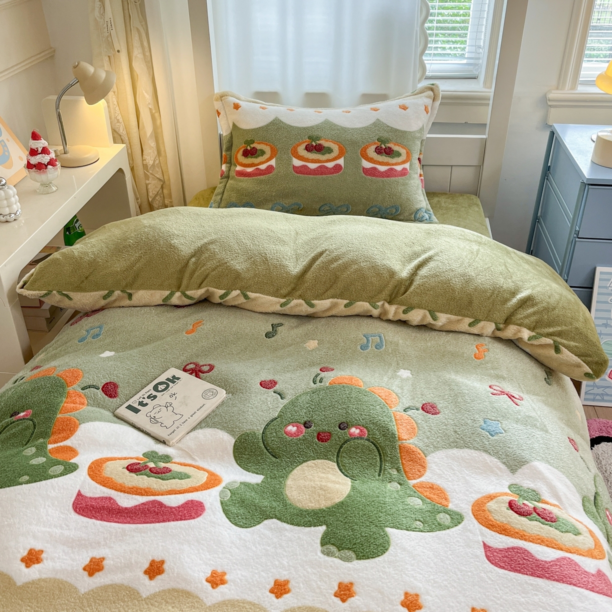 91家纺网 家纺一手货源 找家纺 川悦生活 2025新款立体雪花绒印花四件套学生床系列一场景二 甜系龙龙