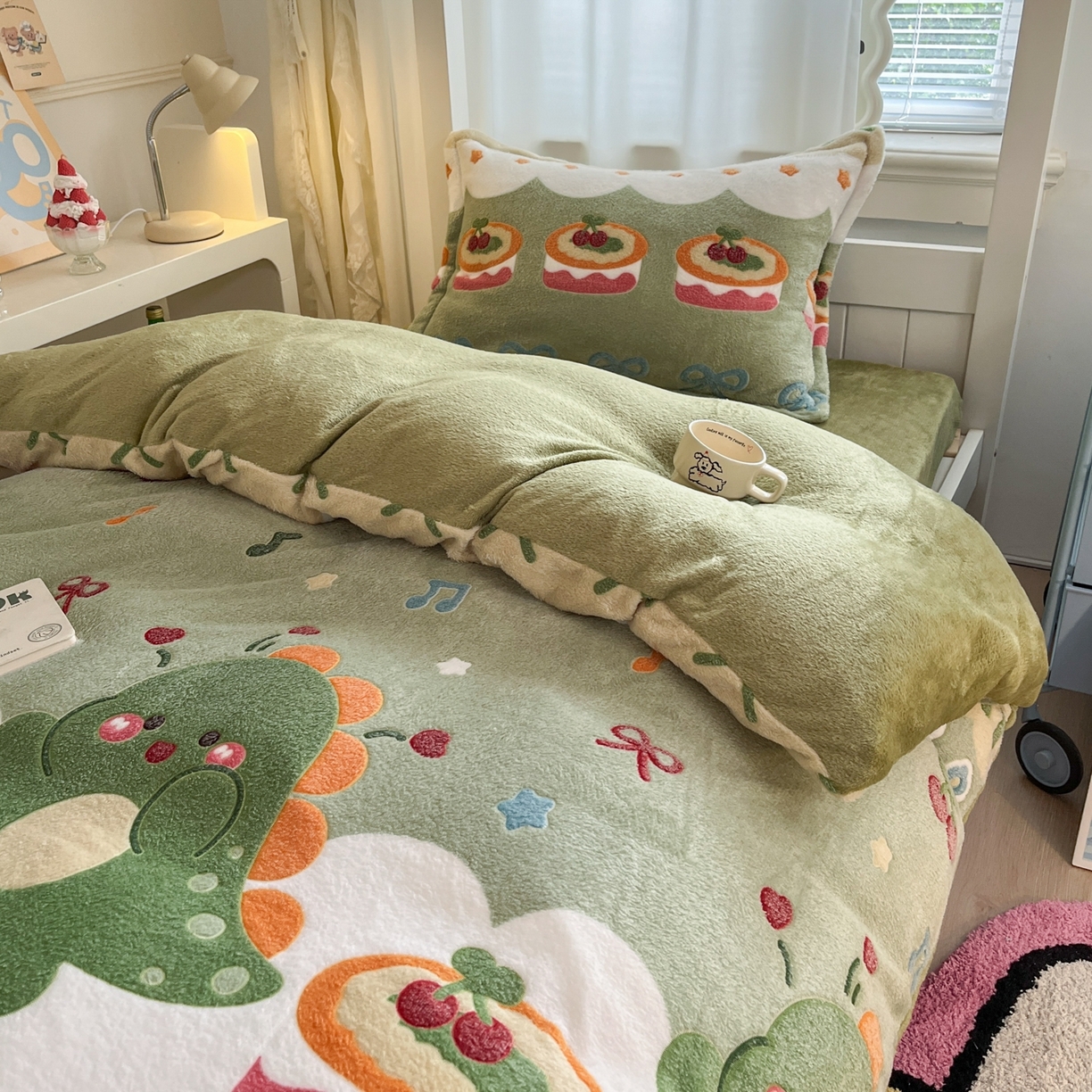 91家纺网 家纺一手货源 找家纺 川悦生活 2025新款立体雪花绒印花四件套学生床系列一场景二 甜系龙龙