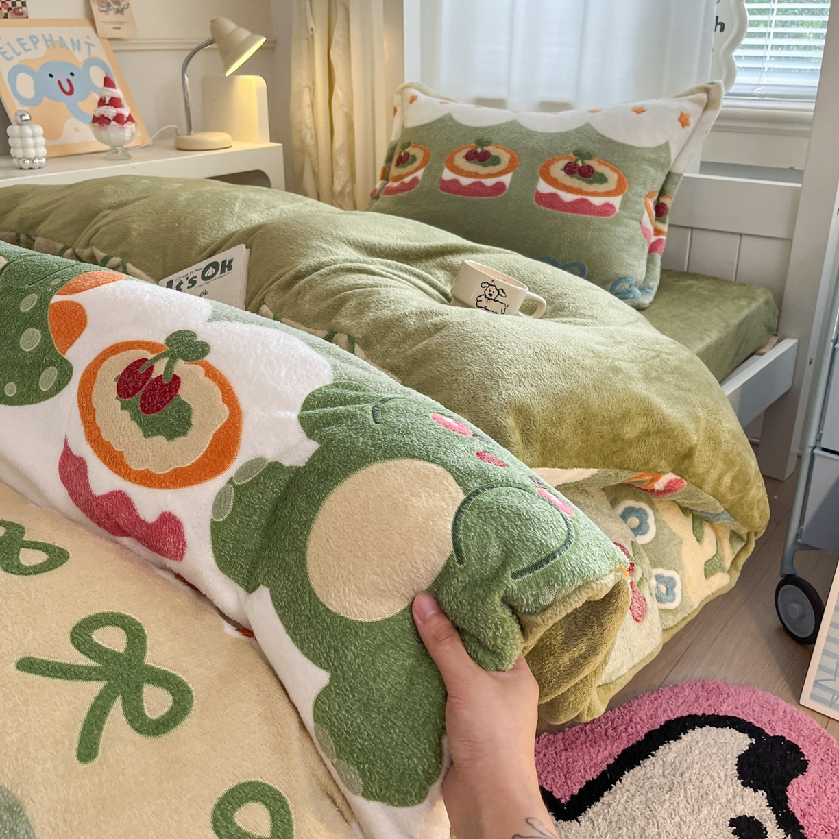 91家纺网 家纺一手货源 找家纺 川悦生活 2025新款立体雪花绒印花四件套学生床系列一场景二 甜系龙龙