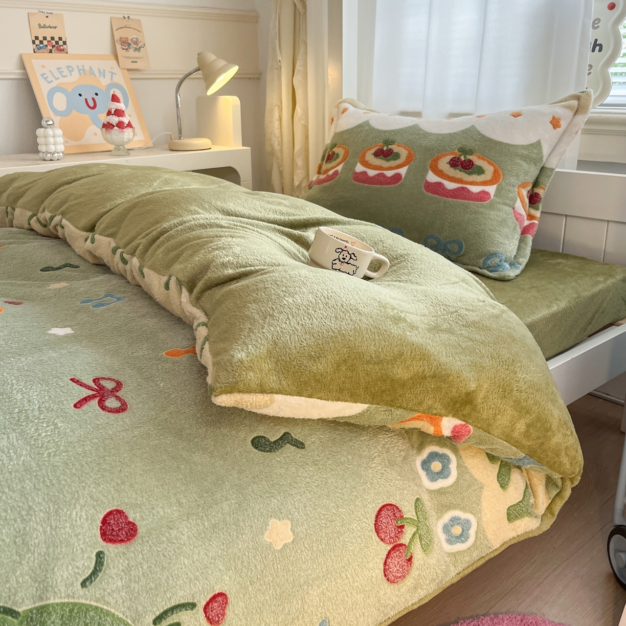 91家纺网 家纺一手货源 找家纺 川悦生活 2025新款立体雪花绒印花四件套学生床系列一场景二 甜系龙龙