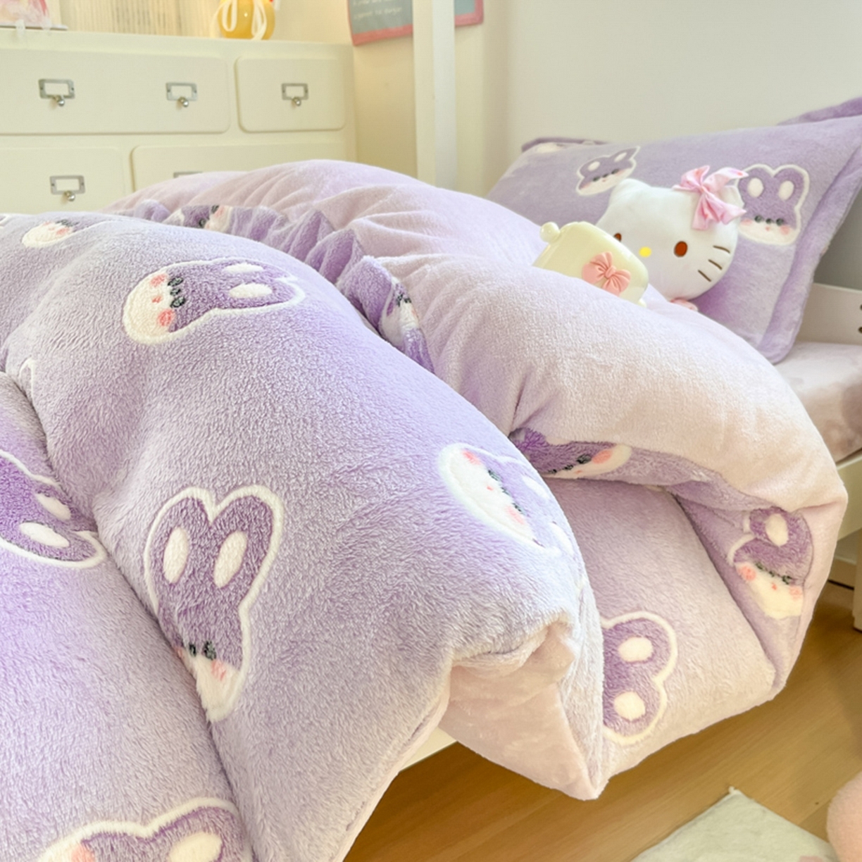 91家纺网 家纺一手货源 找家纺 川悦生活 2025新款立体雪花绒印花四件套学生床系列一场景二 妮娜兔