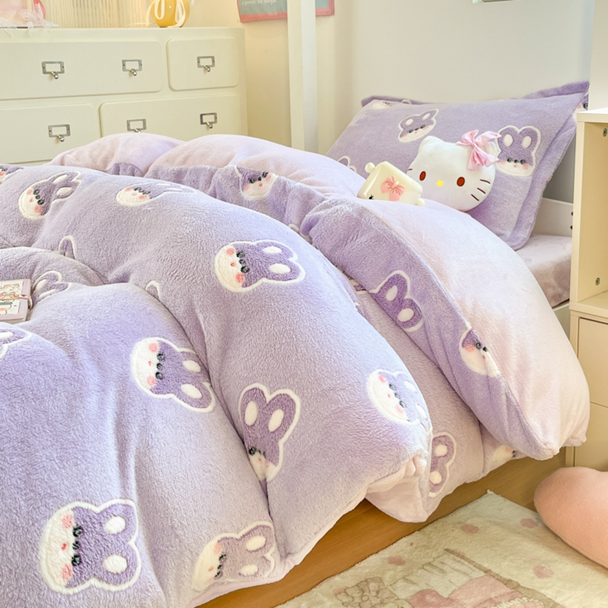 91家纺网 家纺一手货源 找家纺 川悦生活 2025新款立体雪花绒印花四件套学生床系列一场景二 妮娜兔