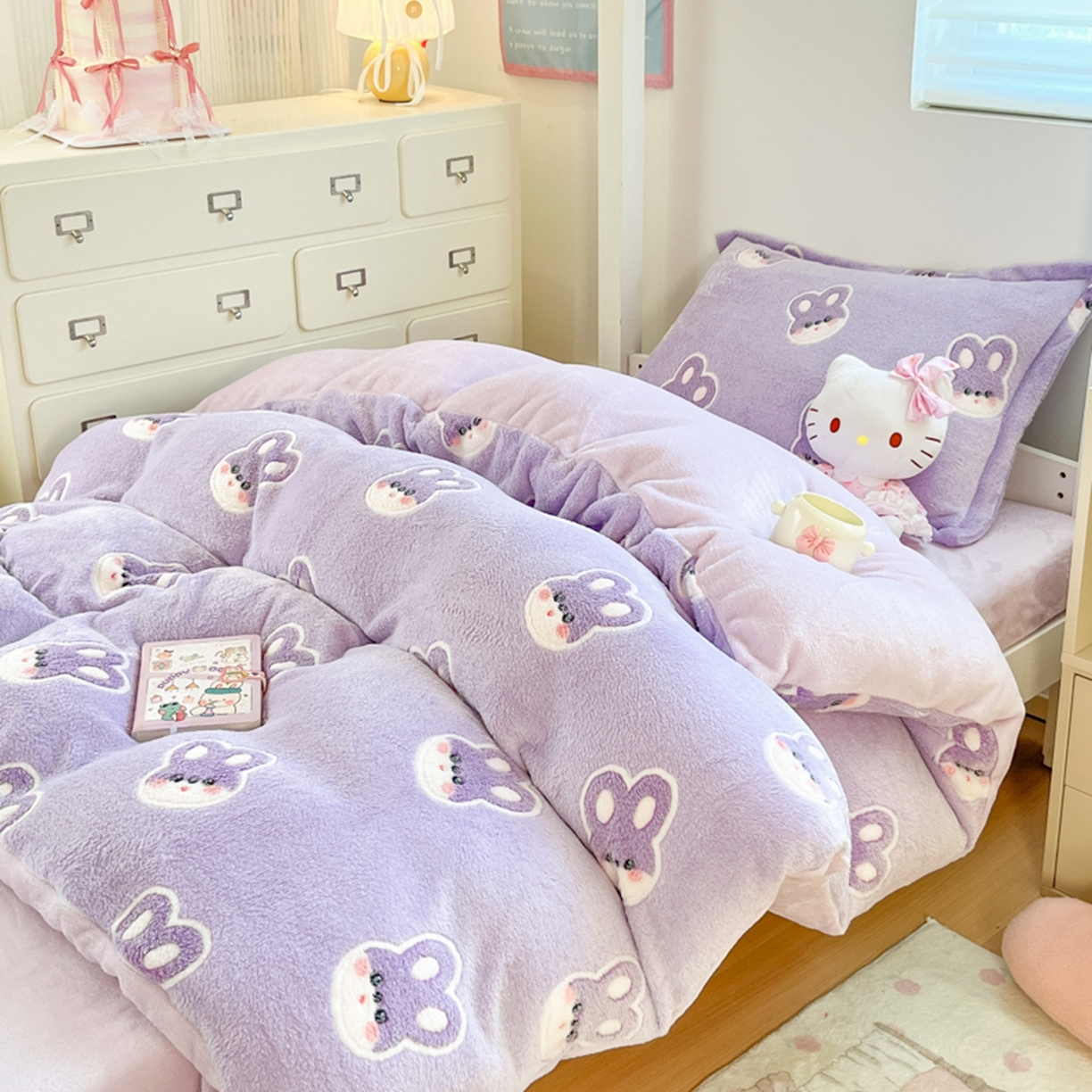 91家纺网 家纺一手货源 找家纺 川悦生活 2025新款立体雪花绒印花四件套学生床系列一场景二 妮娜兔