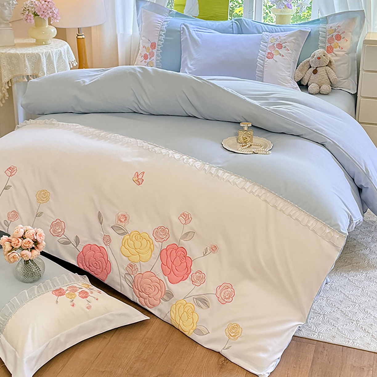 91家纺网 家纺一手货源 找家纺 慕语家纺 2025新款磨毛亲肤贴布绣伊丽莎白四件套（专版花型） 伊丽莎白--天空蓝