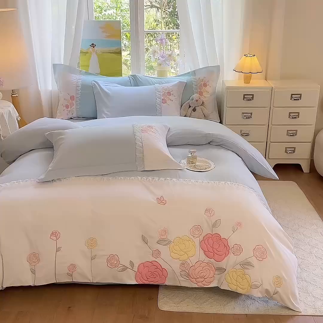 91家纺网 家纺一手货源 找家纺 慕语家纺 2025新款磨毛亲肤贴布绣伊丽莎白四件套（专版花型） 伊丽莎白--天空蓝