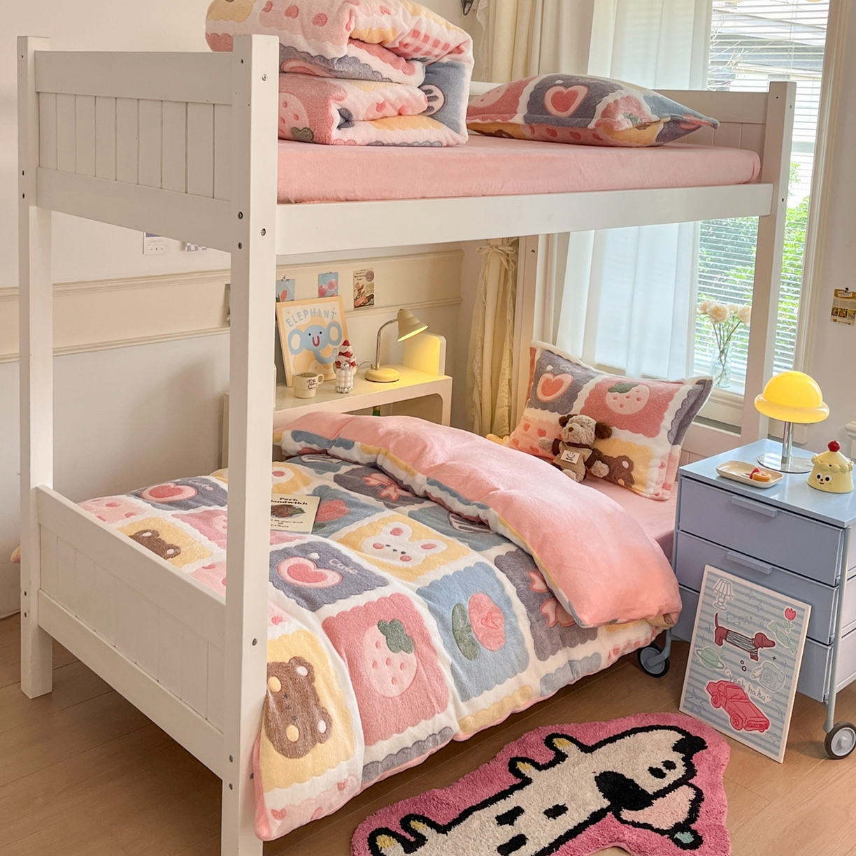 91家纺网 家纺一手货源 找家纺 川悦生活 2025新款立体雪花绒印花四件套学生床系列一场景二 甜蜜日常粉