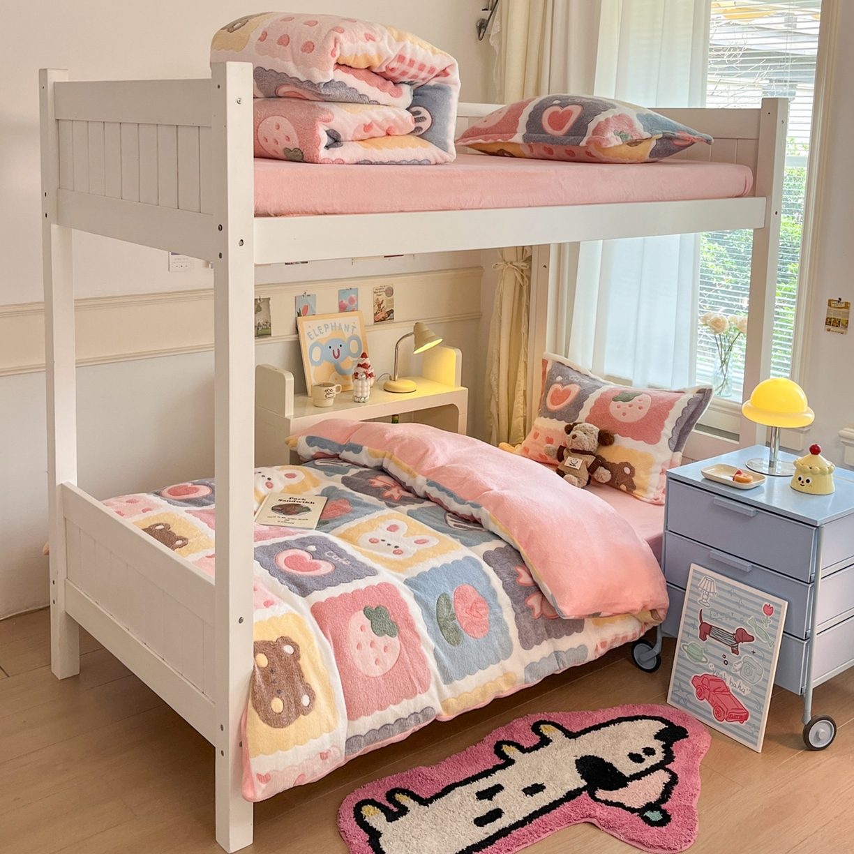 91家纺网 家纺一手货源 找家纺 川悦生活 2025新款立体雪花绒印花四件套学生床系列一场景二 甜蜜日常粉