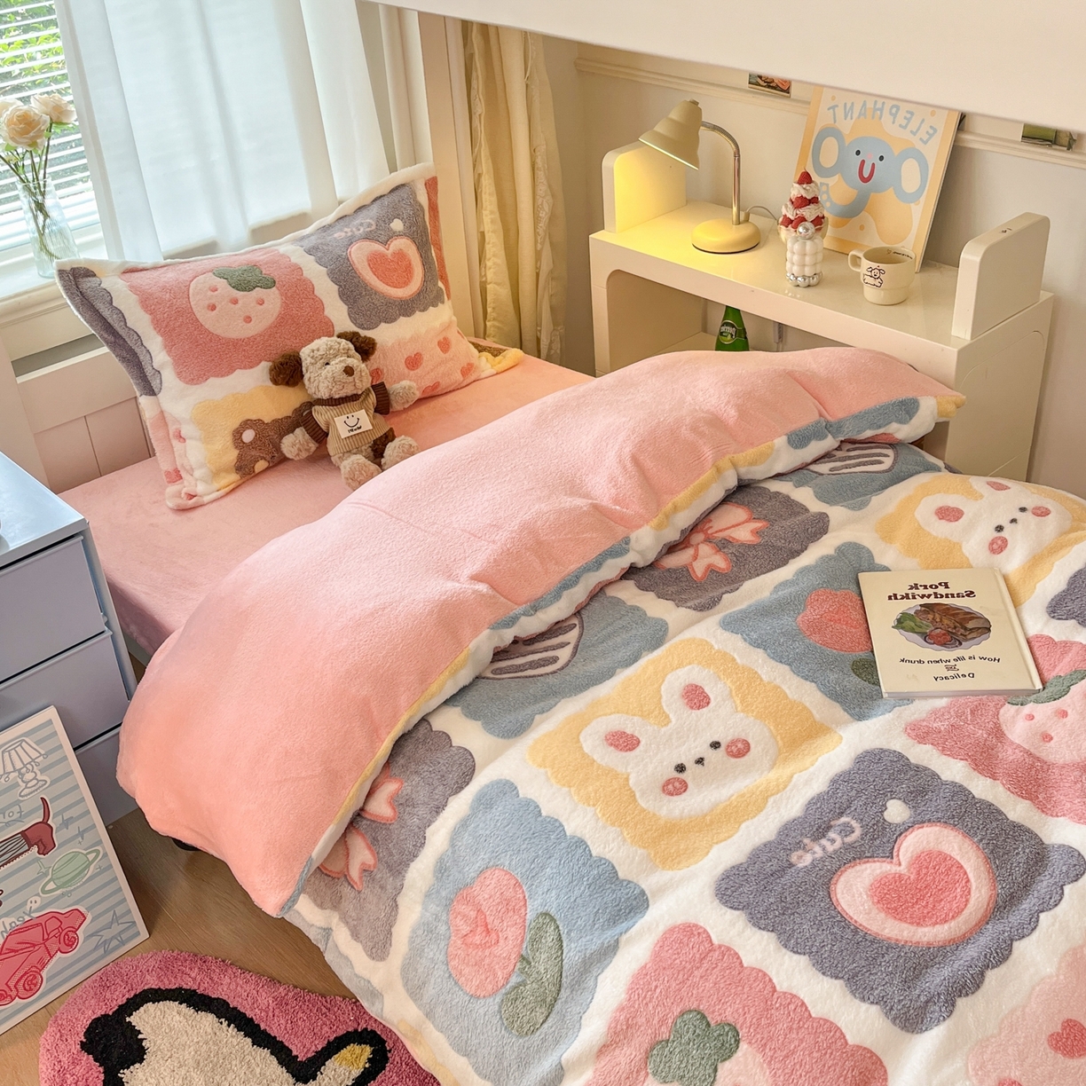 91家纺网 家纺一手货源 找家纺 川悦生活 2025新款立体雪花绒印花四件套学生床系列一场景二 甜蜜日常粉