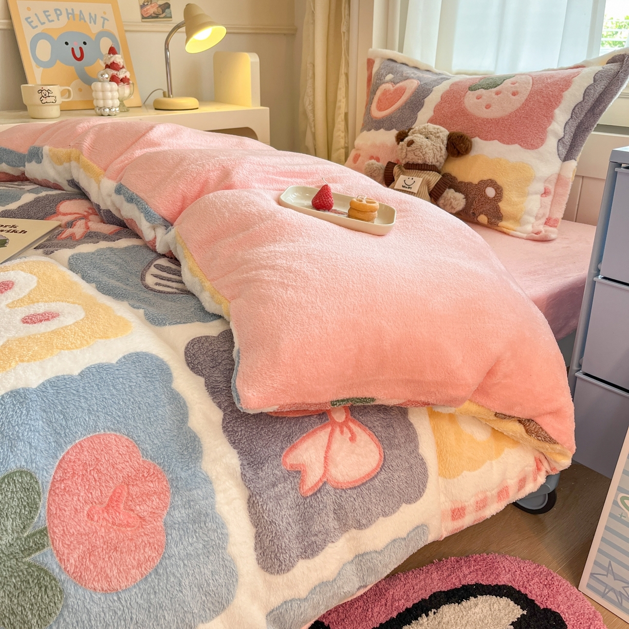 91家纺网 家纺一手货源 找家纺 川悦生活 2025新款立体雪花绒印花四件套学生床系列一场景二 甜蜜日常粉