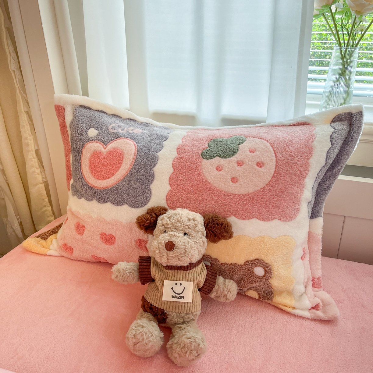 91家纺网 家纺一手货源 找家纺 川悦生活 2025新款立体雪花绒印花四件套学生床系列一场景二 甜蜜日常粉