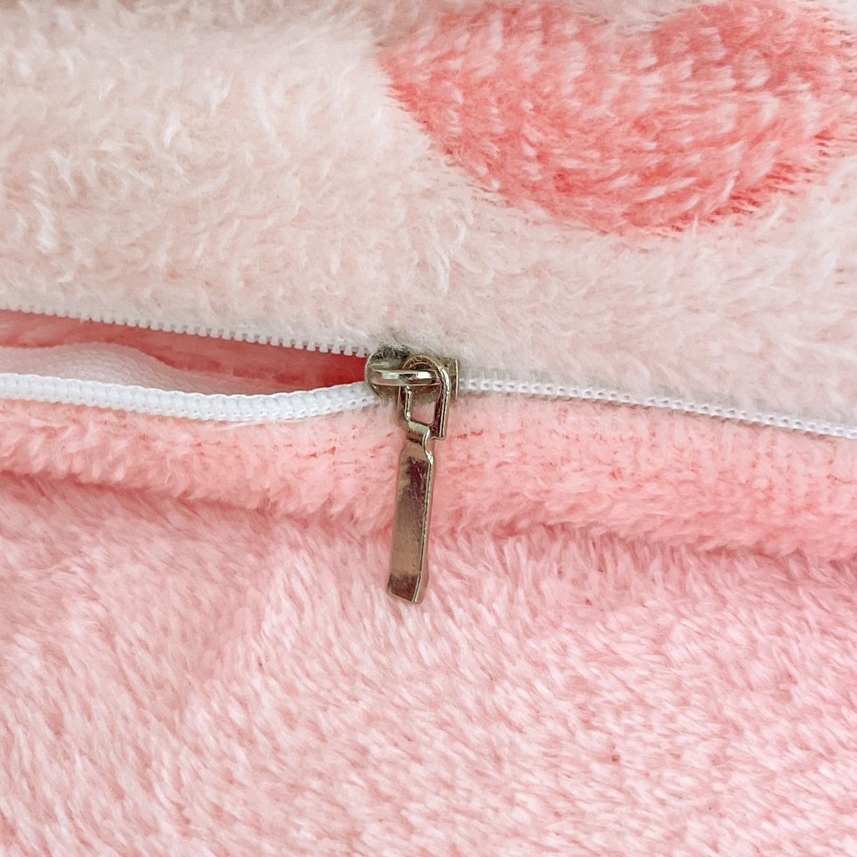 91家纺网 家纺一手货源 找家纺 川悦生活 2025新款立体雪花绒印花四件套学生床系列一场景二 甜蜜日常粉