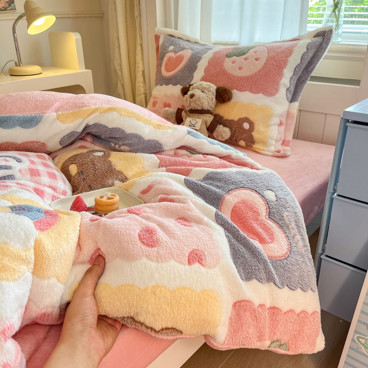 91家纺网 家纺一手货源 找家纺 川悦生活 2025新款立体雪花绒印花四件套学生床系列一场景二 甜蜜日常粉