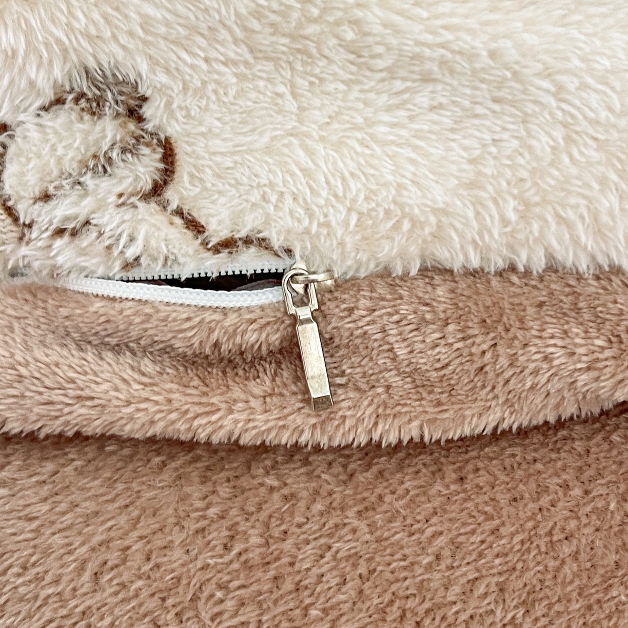 91家纺网 家纺一手货源 找家纺 川悦生活 2025新款立体雪花绒印花四件套学生床系列一场景二 奶咖小熊