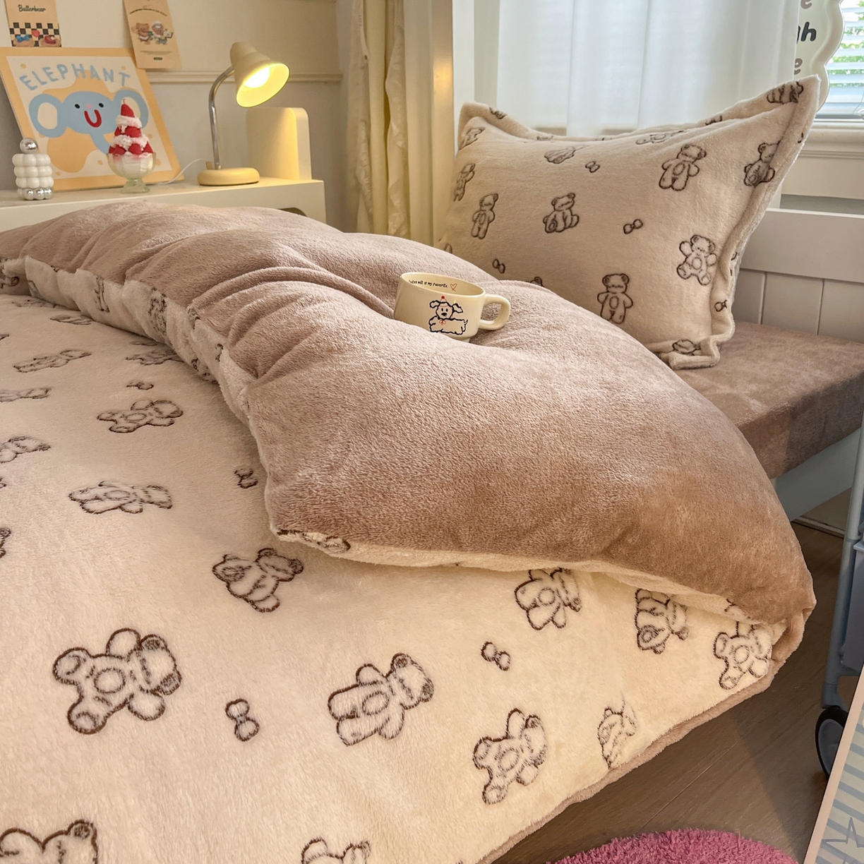 91家纺网 家纺一手货源 找家纺 川悦生活 2025新款立体雪花绒印花四件套学生床系列一场景二 奶咖小熊