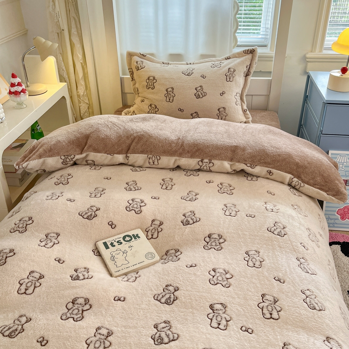 91家纺网 家纺一手货源 找家纺 川悦生活 2025新款立体雪花绒印花四件套学生床系列一场景二 奶咖小熊
