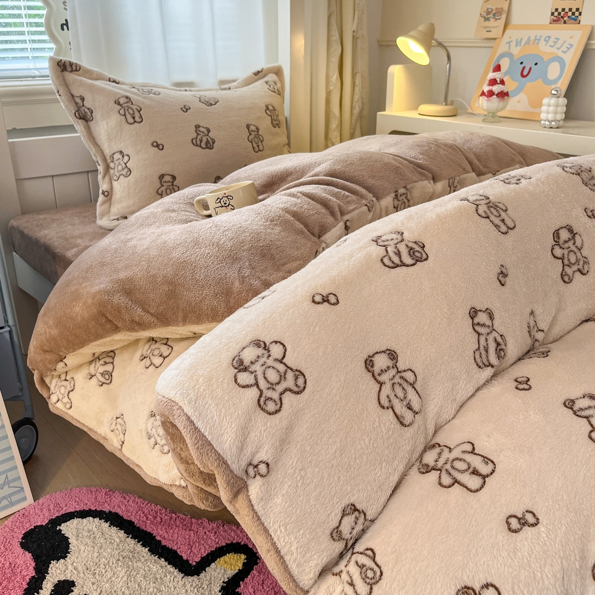 91家纺网 家纺一手货源 找家纺 川悦生活 2025新款立体雪花绒印花四件套学生床系列一场景二 奶咖小熊