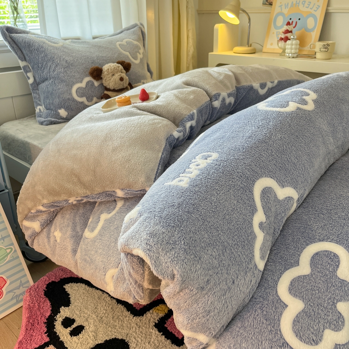 91家纺网 家纺一手货源 找家纺 川悦生活 2025新款立体雪花绒印花四件套学生床系列一场景二 奶味云朵