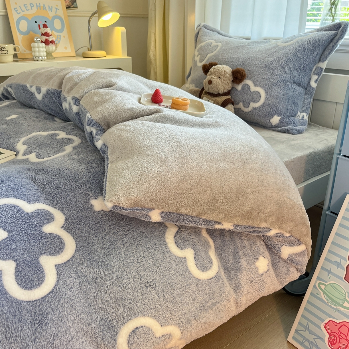 91家纺网 家纺一手货源 找家纺 川悦生活 2025新款立体雪花绒印花四件套学生床系列一场景二 奶味云朵