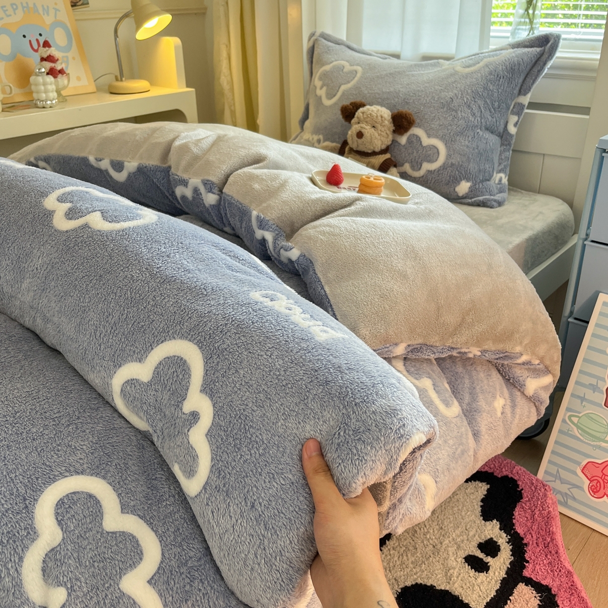 91家纺网 家纺一手货源 找家纺 川悦生活 2025新款立体雪花绒印花四件套学生床系列一场景二 奶味云朵