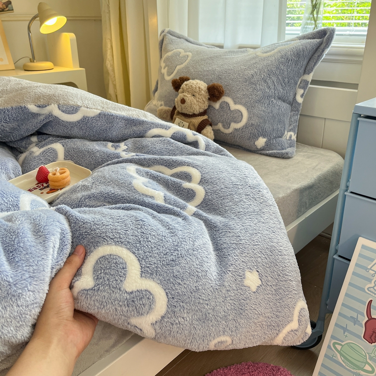 91家纺网 家纺一手货源 找家纺 川悦生活 2025新款立体雪花绒印花四件套学生床系列一场景二 奶味云朵
