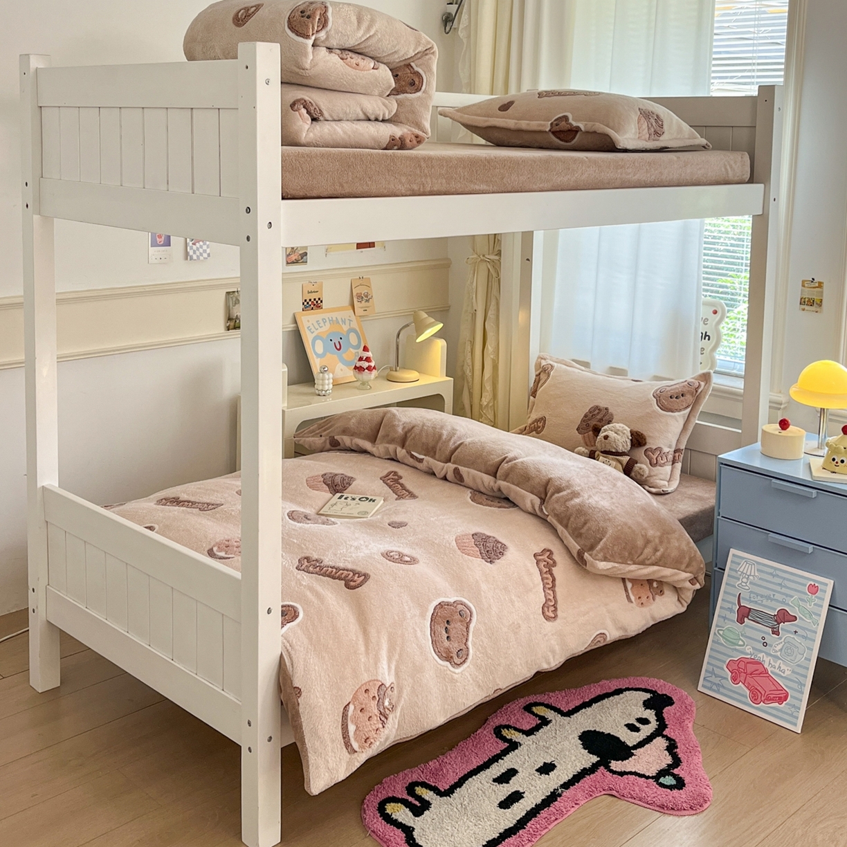 91家纺网 家纺一手货源 找家纺 川悦生活 2025新款立体雪花绒印花四件套学生床系列一场景二 巧克力熊