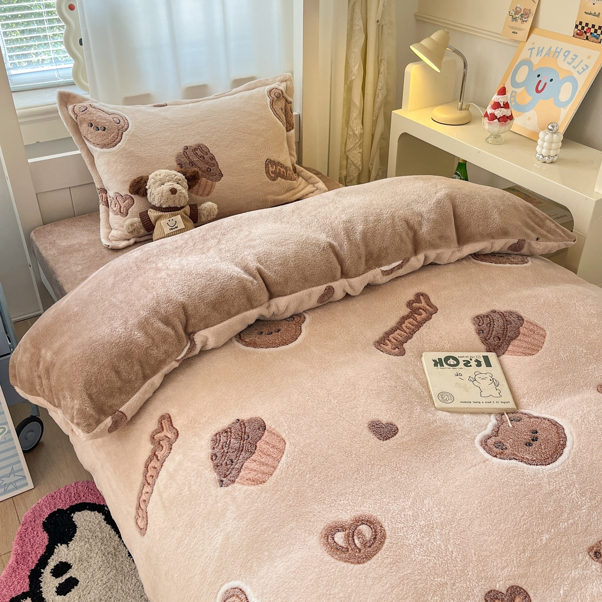 91家纺网 家纺一手货源 找家纺 川悦生活 2025新款立体雪花绒印花四件套学生床系列一场景二 巧克力熊