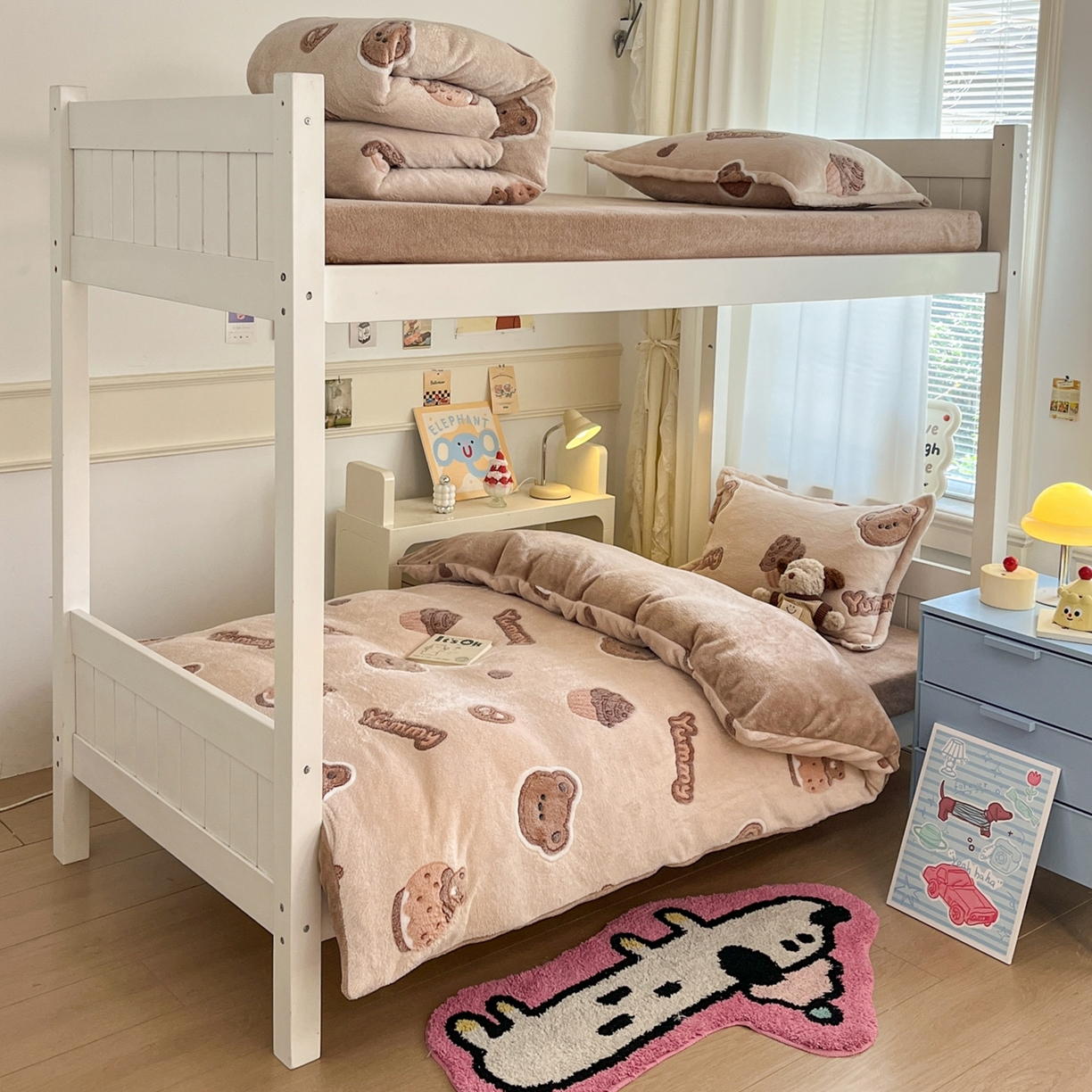 91家纺网 家纺一手货源 找家纺 川悦生活 2025新款立体雪花绒印花四件套学生床系列一场景二 巧克力熊