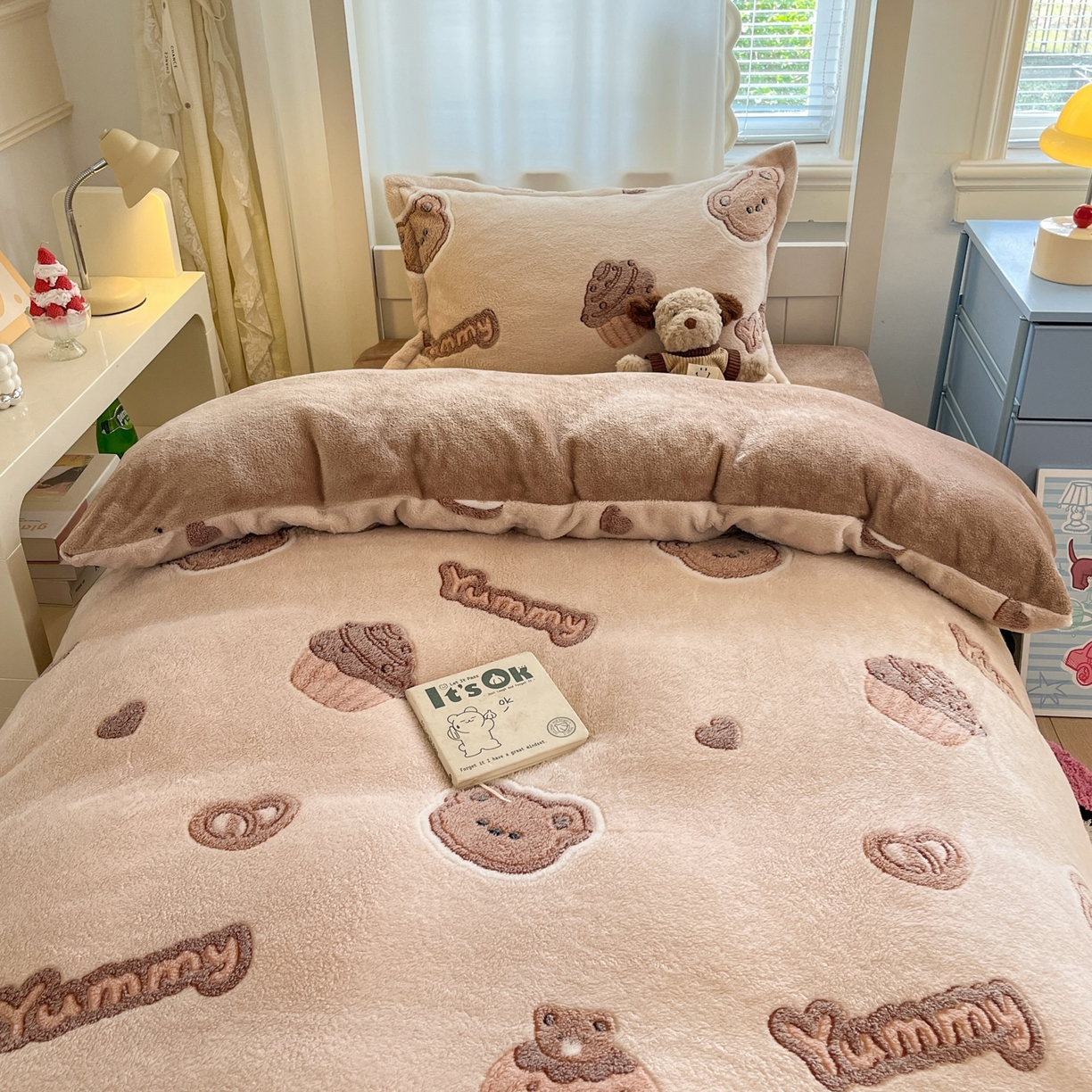 91家纺网 家纺一手货源 找家纺 川悦生活 2025新款立体雪花绒印花四件套学生床系列一场景二 巧克力熊