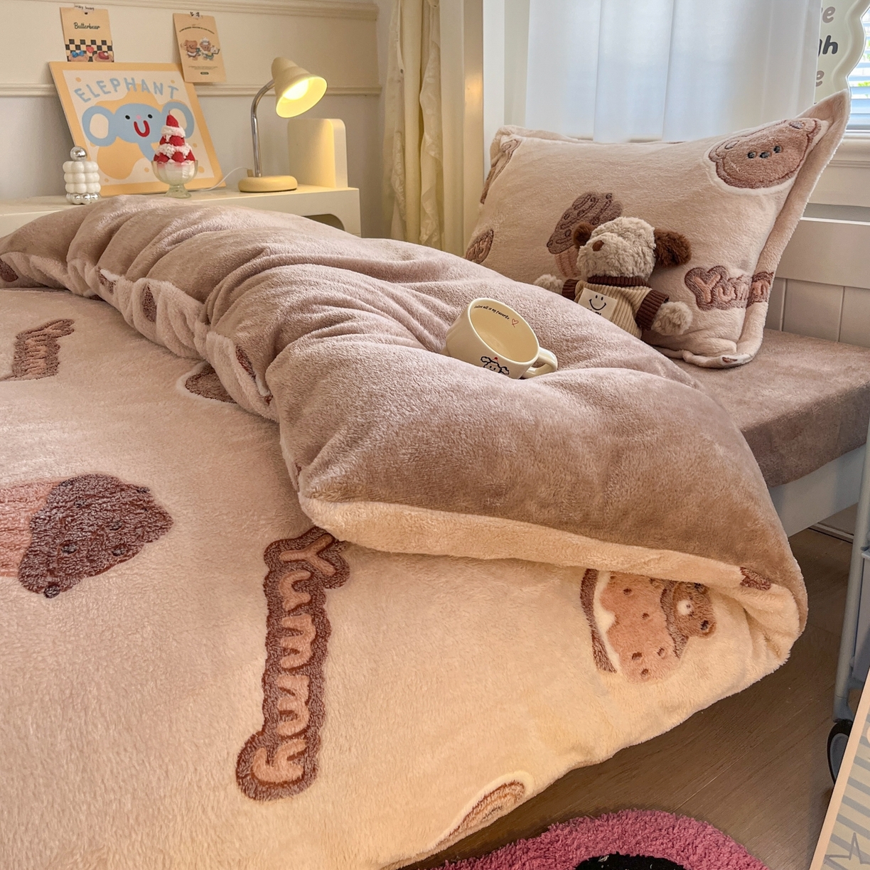 91家纺网 家纺一手货源 找家纺 川悦生活 2025新款立体雪花绒印花四件套学生床系列一场景二 巧克力熊