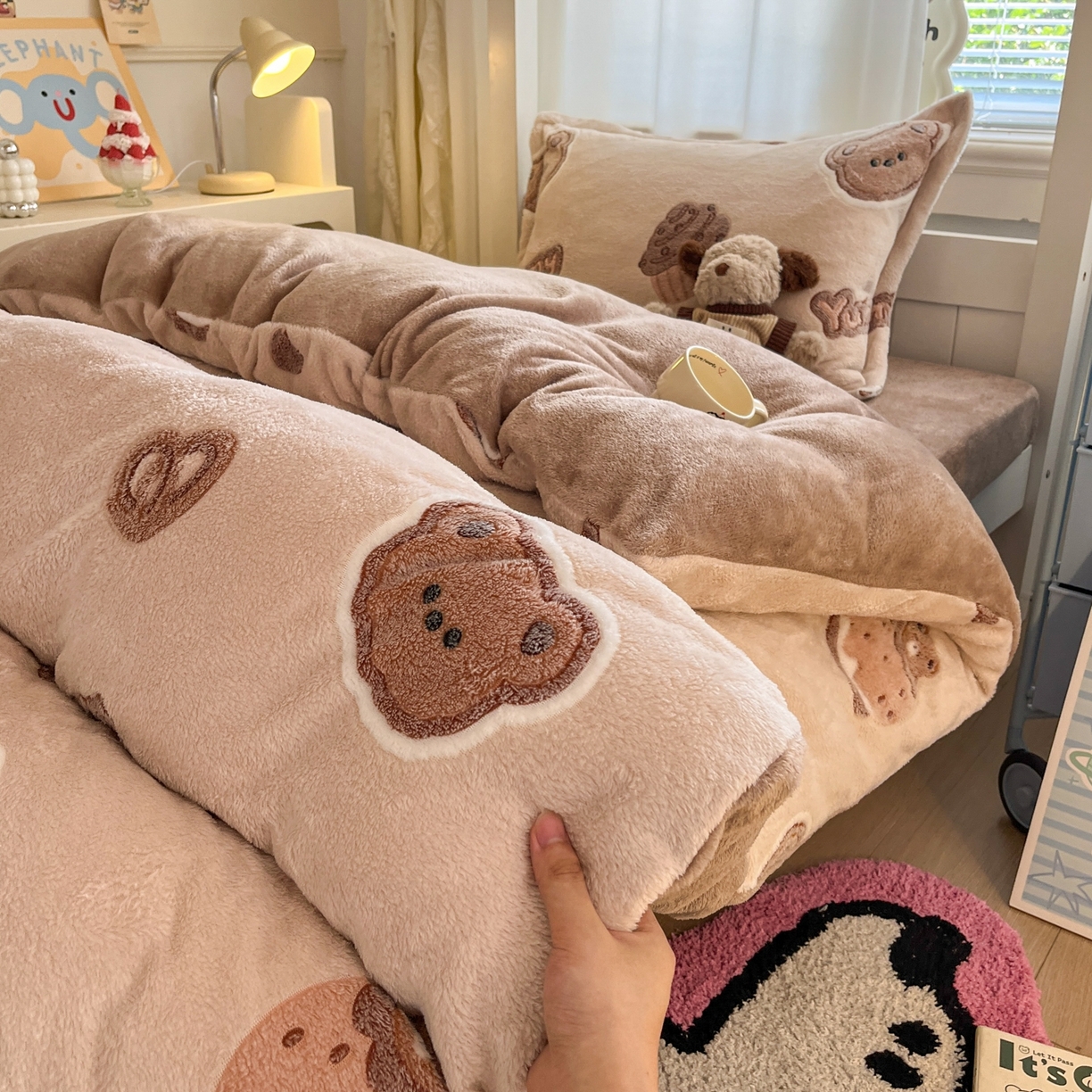 91家纺网 家纺一手货源 找家纺 川悦生活 2025新款立体雪花绒印花四件套学生床系列一场景二 巧克力熊