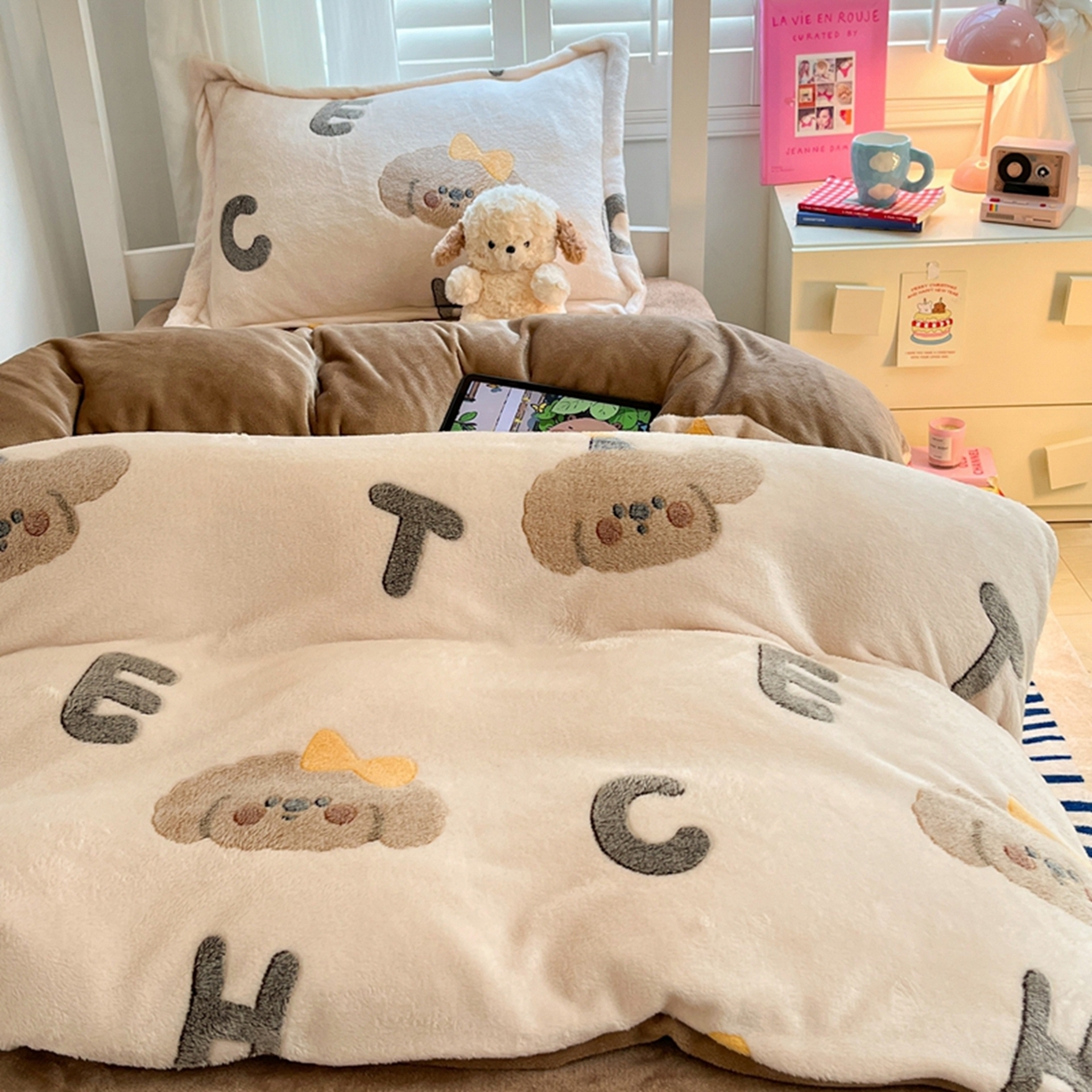 91家纺网 家纺一手货源 找家纺 川悦生活 2025新款立体雪花绒印花四件套学生床系列一场景二 可可小狗