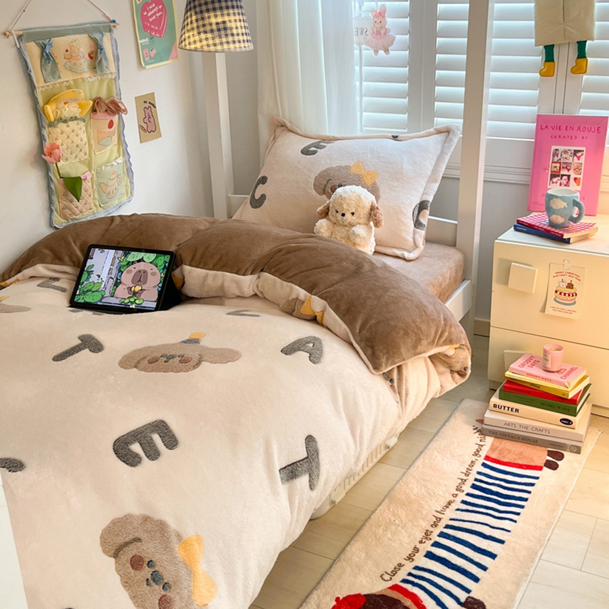 91家纺网 家纺一手货源 找家纺 川悦生活 2025新款立体雪花绒印花四件套学生床系列一场景二 可可小狗