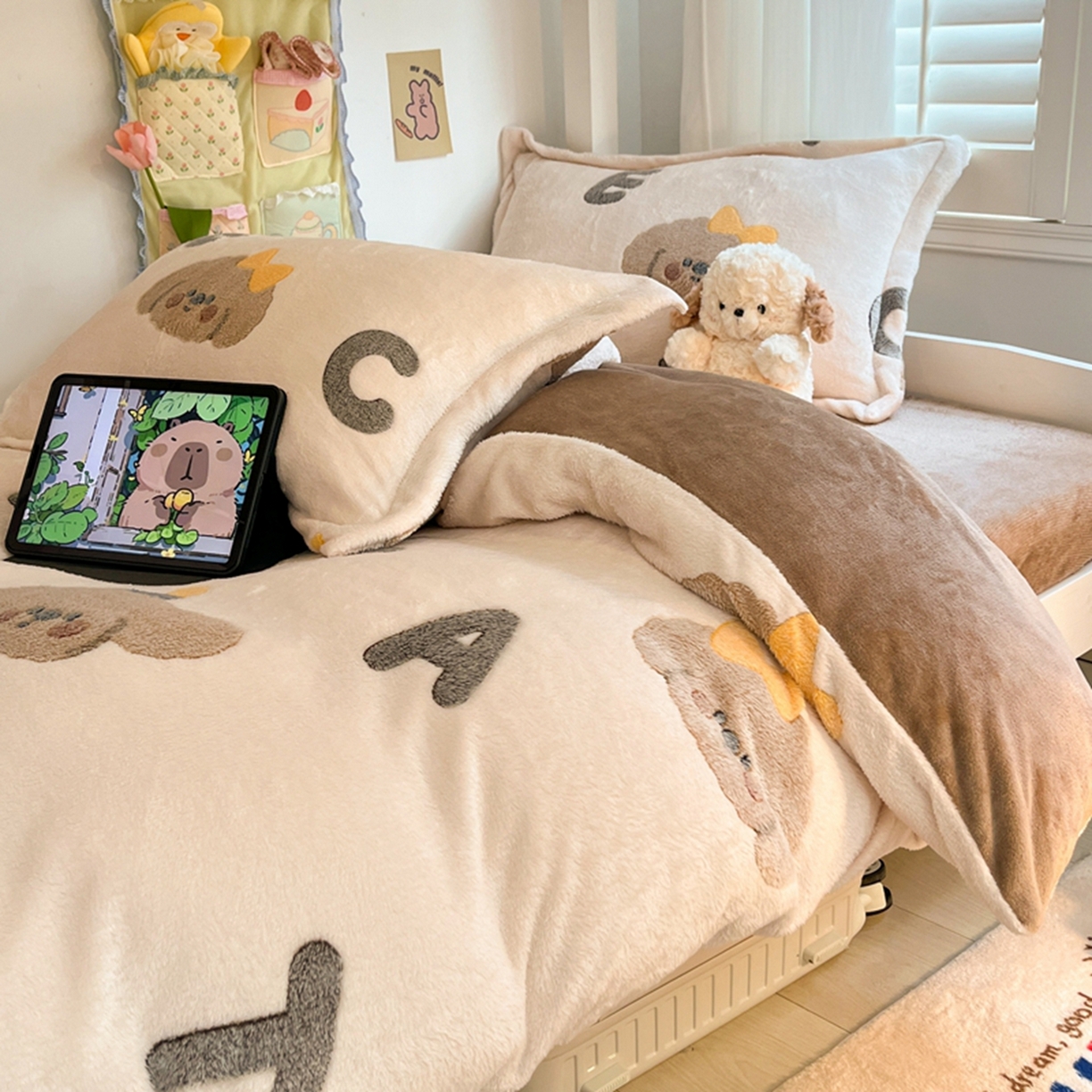 91家纺网 家纺一手货源 找家纺 川悦生活 2025新款立体雪花绒印花四件套学生床系列一场景二 可可小狗