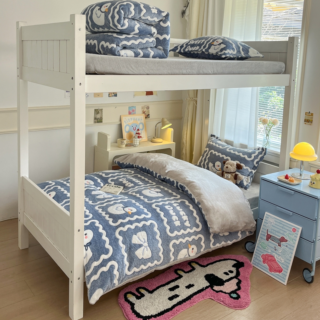 91家纺网 家纺一手货源 找家纺 川悦生活 2025新款立体雪花绒印花四件套学生床系列一场景二 快乐鸭鸭