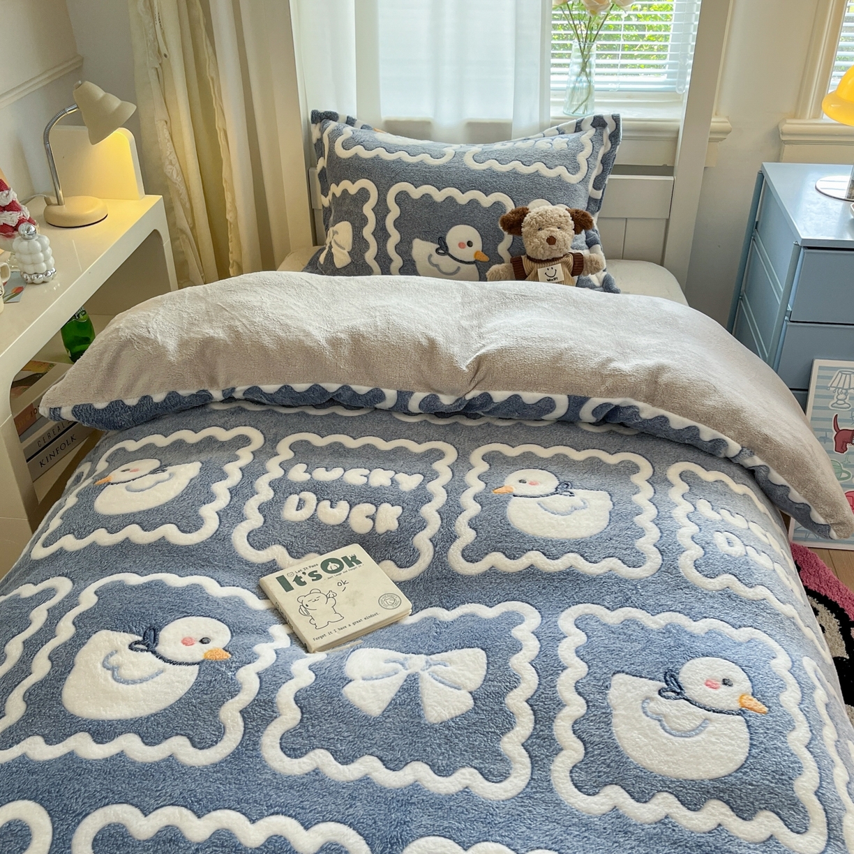 91家纺网 家纺一手货源 找家纺 川悦生活 2025新款立体雪花绒印花四件套学生床系列一场景二 快乐鸭鸭