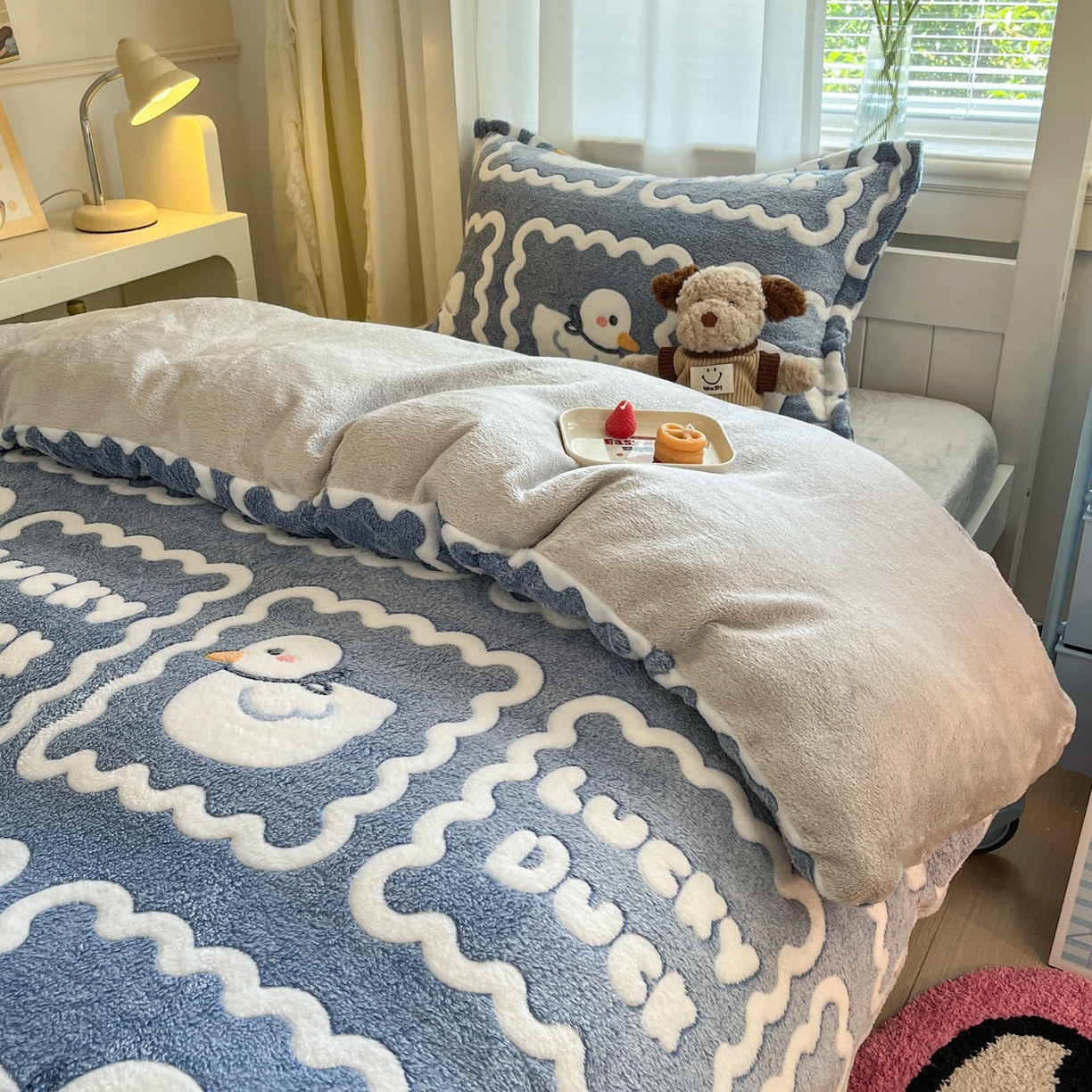 91家纺网 家纺一手货源 找家纺 川悦生活 2025新款立体雪花绒印花四件套学生床系列一场景二 快乐鸭鸭