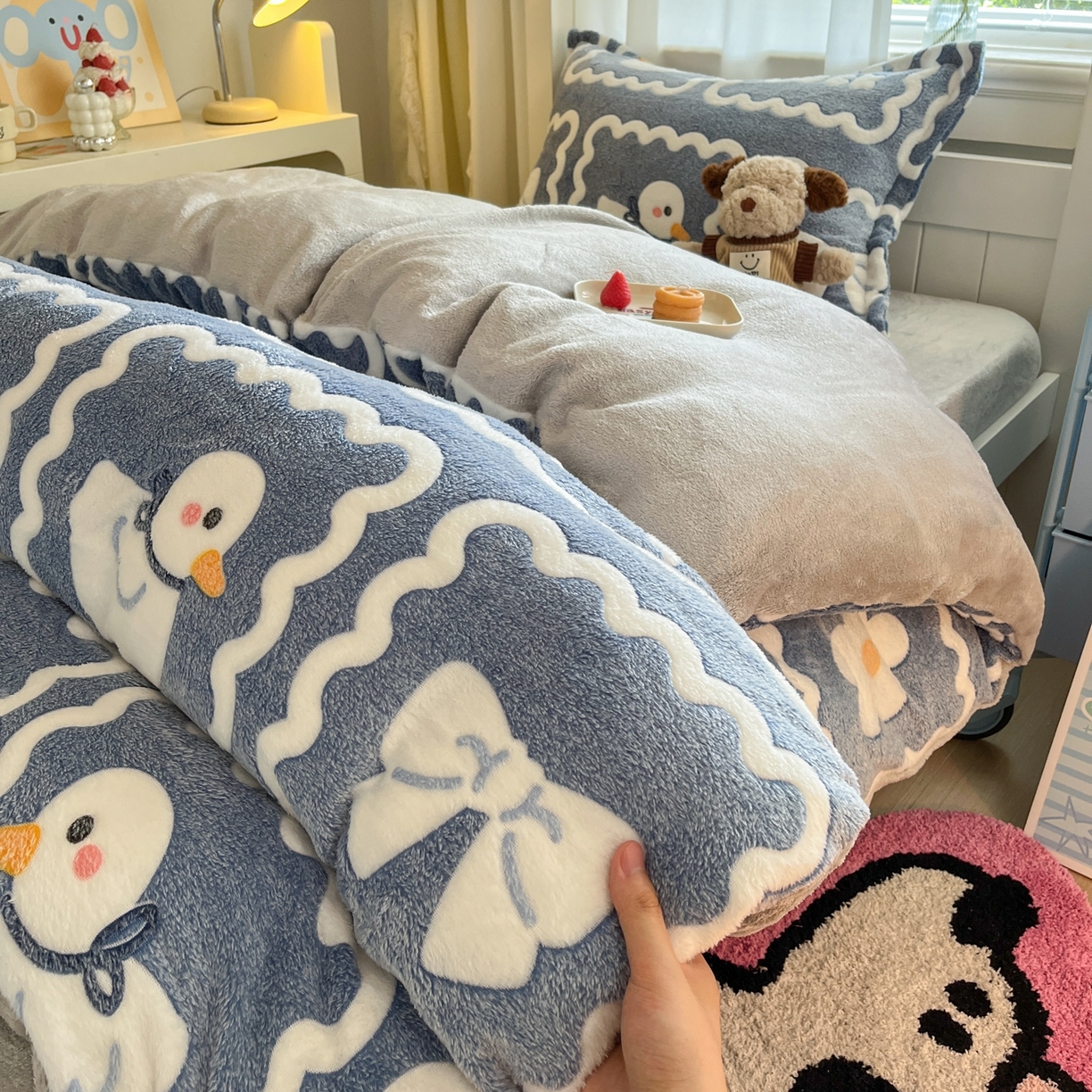 91家纺网 家纺一手货源 找家纺 川悦生活 2025新款立体雪花绒印花四件套学生床系列一场景二 快乐鸭鸭