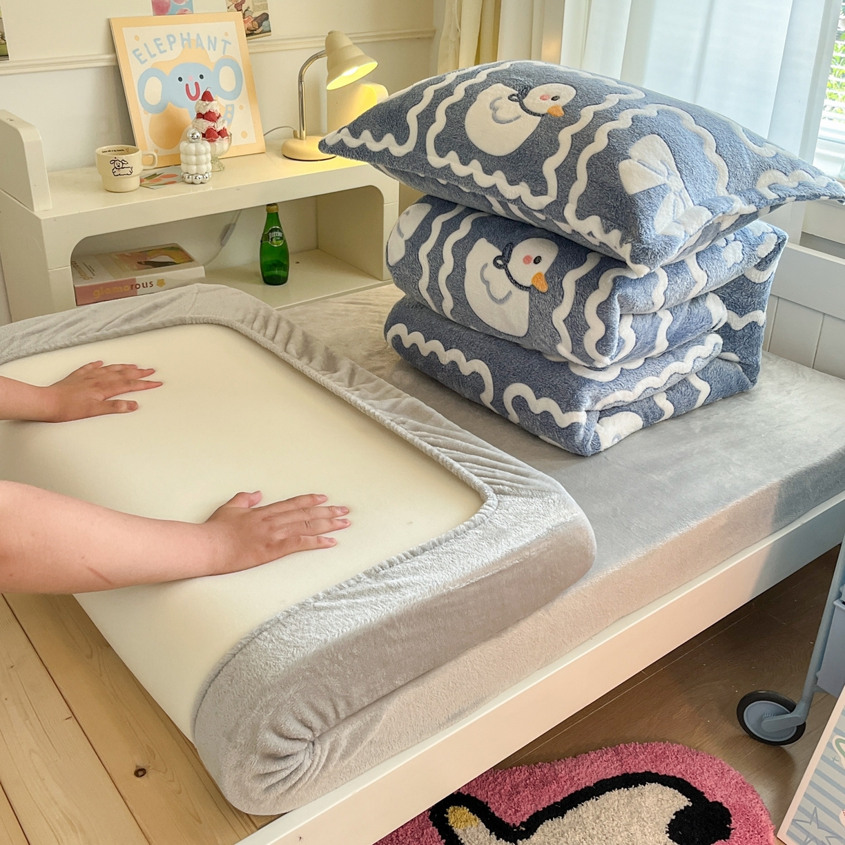 91家纺网 家纺一手货源 找家纺 川悦生活 2025新款立体雪花绒印花四件套学生床系列一场景二 快乐鸭鸭