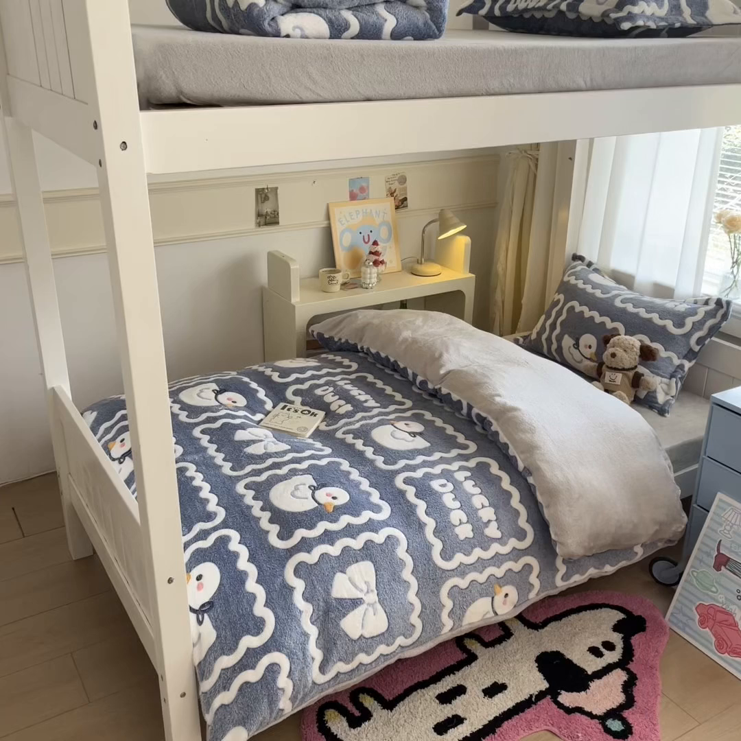 91家纺网 家纺一手货源 找家纺 川悦生活 2025新款立体雪花绒印花四件套学生床系列一场景二 快乐鸭鸭