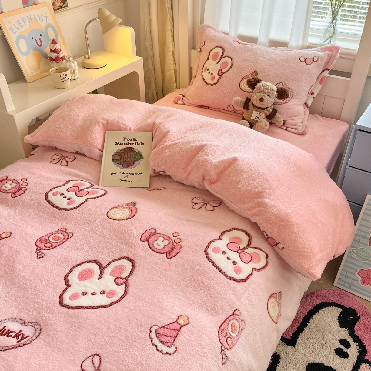 91家纺网 家纺一手货源 找家纺 川悦生活 2025新款立体雪花绒印花四件套学生床系列一场景二 蜜语奶兔