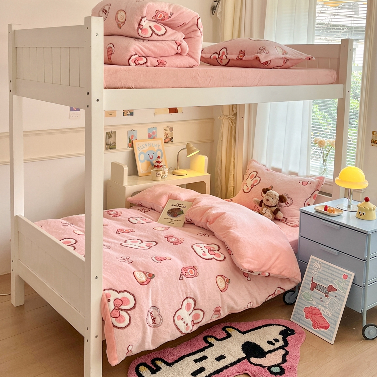 91家纺网 家纺一手货源 找家纺 川悦生活 2025新款立体雪花绒印花四件套学生床系列一场景二 蜜语奶兔