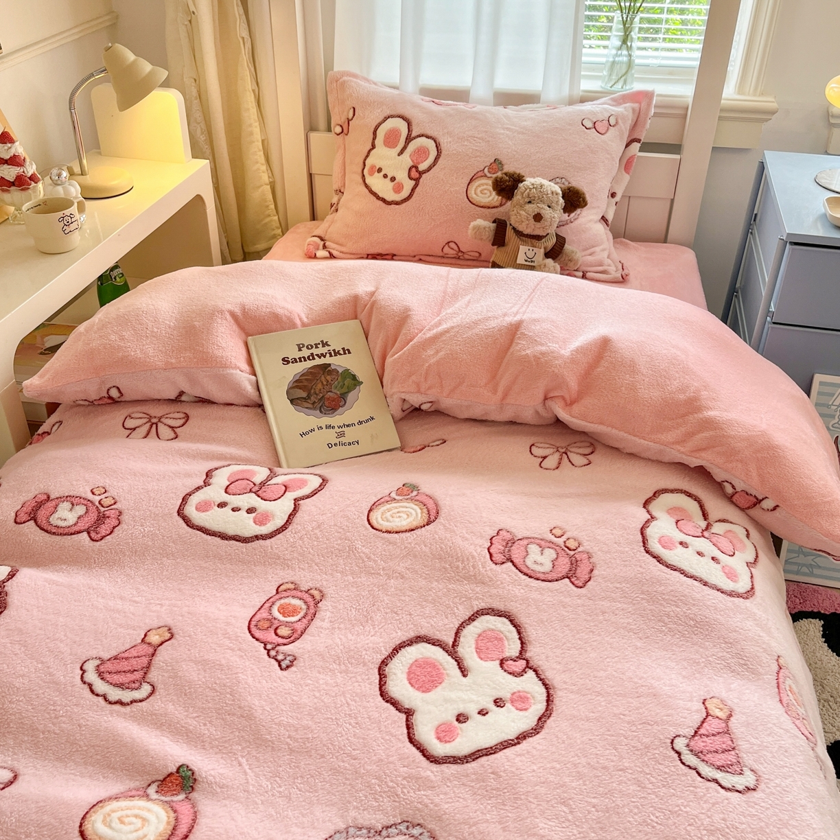 91家纺网 家纺一手货源 找家纺 川悦生活 2025新款立体雪花绒印花四件套学生床系列一场景二 蜜语奶兔