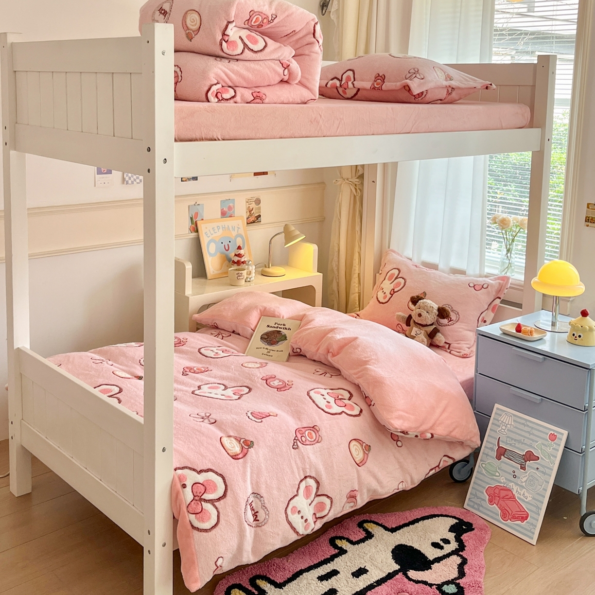 91家纺网 家纺一手货源 找家纺 川悦生活 2025新款立体雪花绒印花四件套学生床系列一场景二 蜜语奶兔